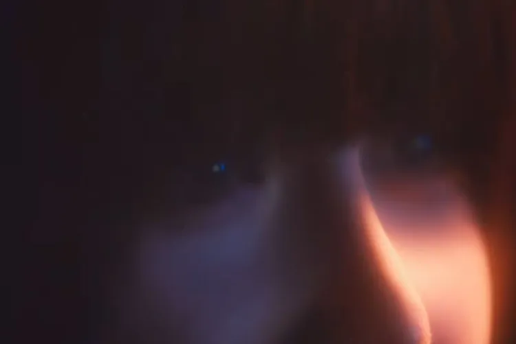 Ado高挺的鼻子讓人印象深刻。翻攝Ado YT