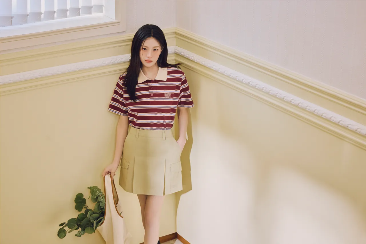 高允貞以條紋上衣、工裝短裙打造出清新校園風。品牌提供