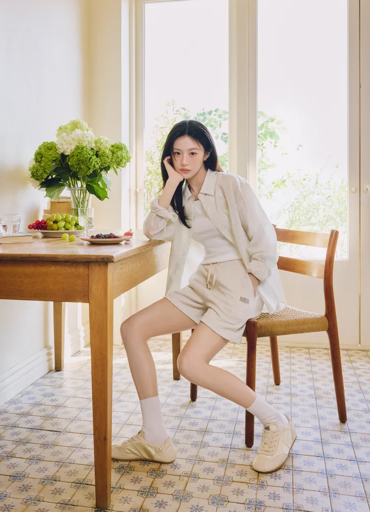 高允貞以襯衫、抽繩短褲演繹自在居家風格。品牌提供