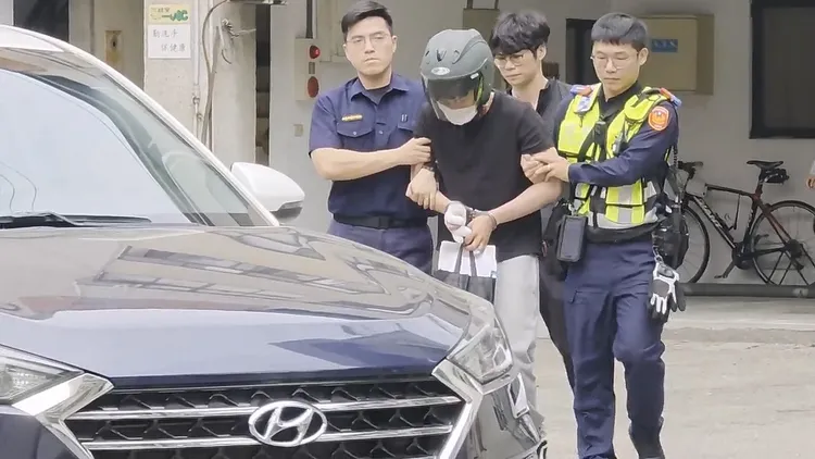 陳男被押解上車時眼神呆滯。民眾提供