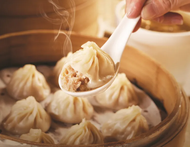 住宿專案可品嚐漢來上海湯包雙人套餐。台北漢來大飯店提供