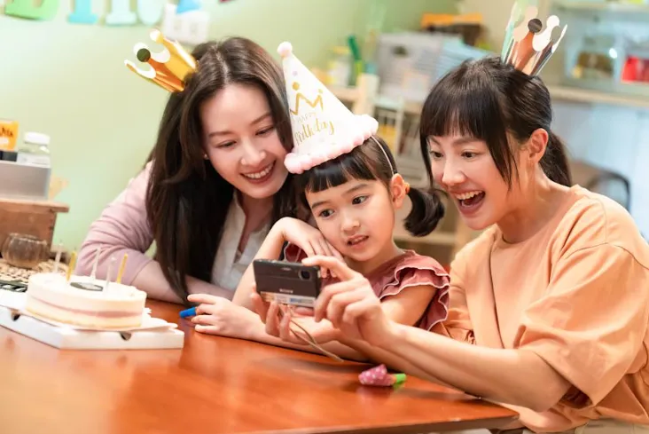 《陽光女子合唱團》登陸爭議連環爆！女同志被改成「姊妹」