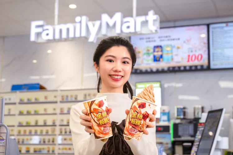 酷繽沙推出全新「黑糖粉粿」口味。全家提供