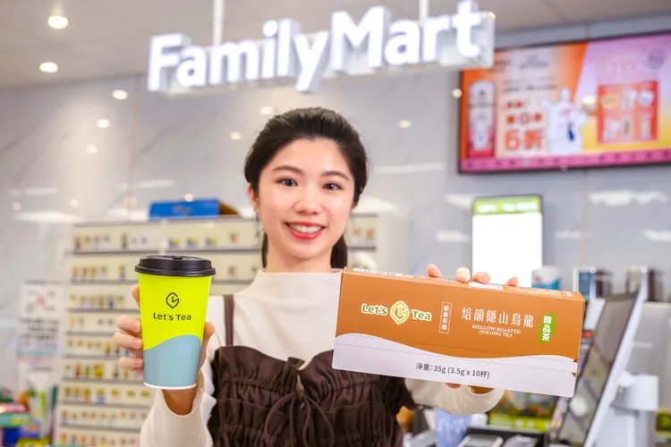 Let's Tea現煮精品茶新品「焙韻隱山烏龍」，3月31日前享49元嚐鮮價。全家提供