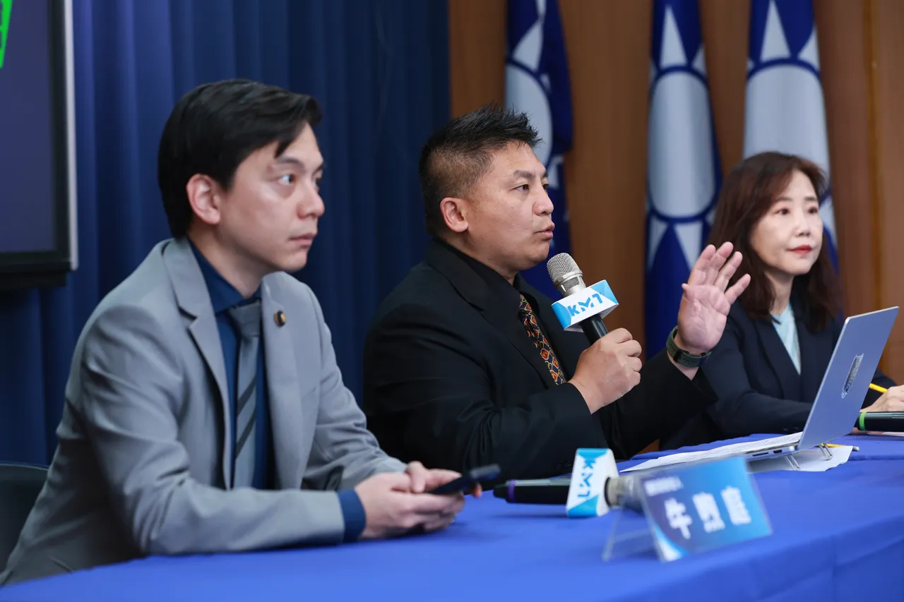 國民黨中央軍購特別條例說明記者會 發言人牛煦庭(左起)、文傳會主委吳宗憲、副主委尹乃菁。彭欣偉攝