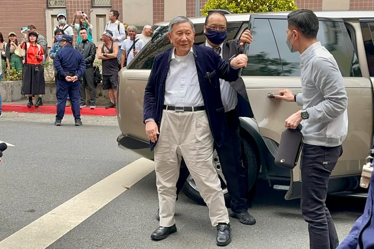 威京集團主席沈慶京，搭乘1044萬起Range Rove香檳金休旅車抵達北院。特勤中心攝