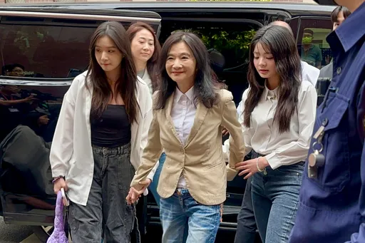 直擊｜沈慶京1044萬限量豪車進北院！應曉薇相隔3分鐘帶正妹女兒受審