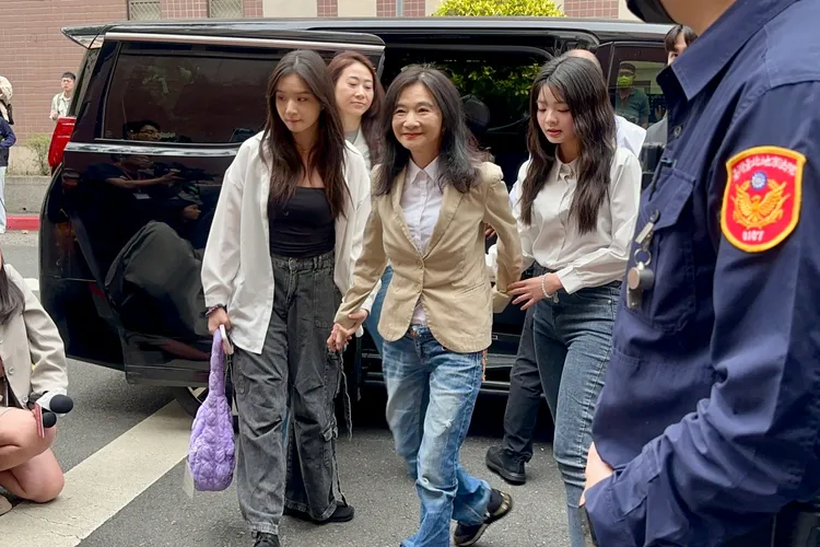 應曉薇帶著2名正妹女兒，穿著母女裝抵達北院。特勤中心攝