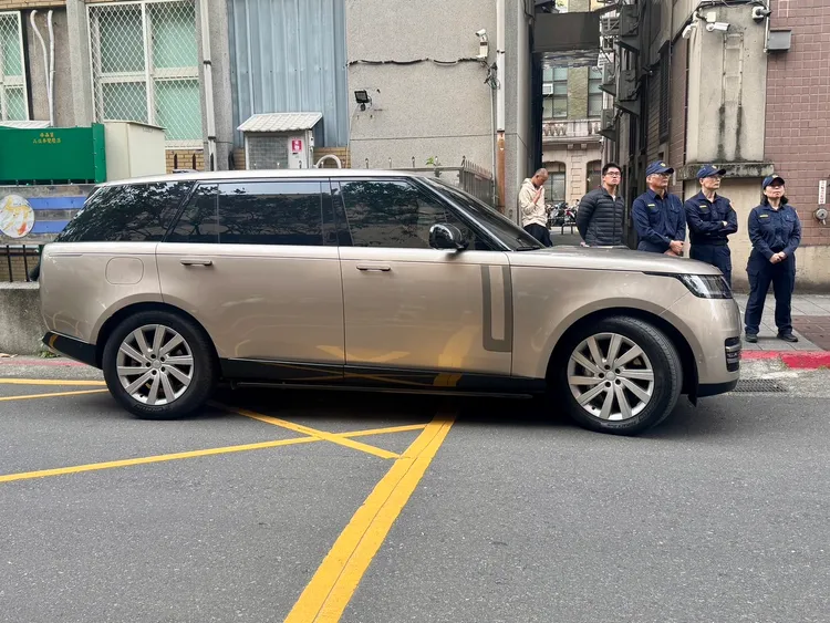 沈慶京搭乘英國高級休旅車品牌Land Rover SV Carmel Edition，全球限量生產17台，建議售價定在345,000美金（約合新台幣1,043.9萬元）起。特勤中心攝