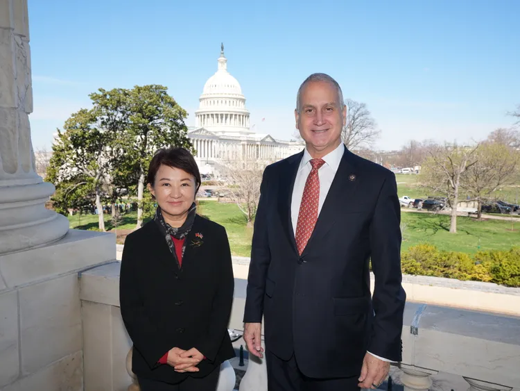 台中市長盧秀燕訪美行程深入核心，於美東時間3月18日率團拜會美國聯邦眾議院「國會台灣連線」共同主席巴拉特（Mario Diaz-Balart）。台中市府提供