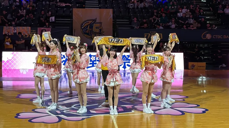 地主中信特工啦啦隊熱舞吸睛。曾佳俊攝
