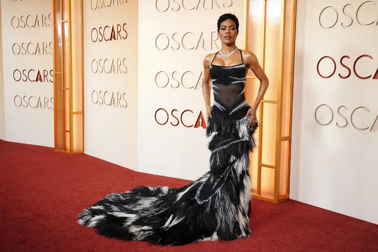 堤亞娜泰勒身穿黑白交錯的Chanel羽毛禮服。美聯社