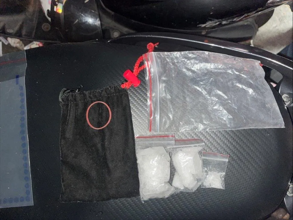 王姓藥頭透過網路遊戲兜售毒品，足跡遍及北部，落網後住處被查獲安非他命淨重54公克、施用工具2組。翻攝畫面