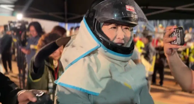 立委陳亭妃也來體驗蜂炮魅力。讀者提供