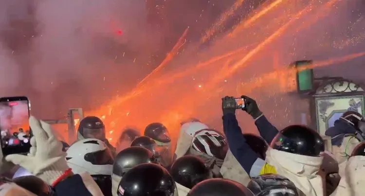 民眾擠到炮城前「犁炮」，感受第一排的刺激。讀者提供