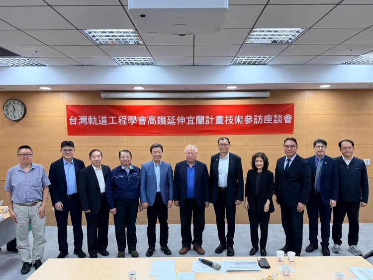 與會專家學者合影。台灣軌道工程學會提供