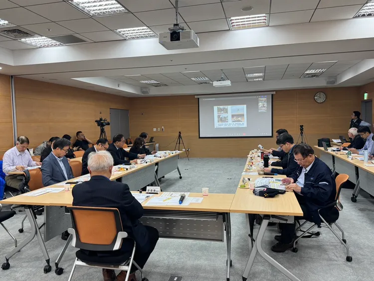 「高鐵延伸宜蘭技術參訪座談會」特邀日本東京工業大學教授富井規雄線上進行專題演講。台灣軌道工程學會提供