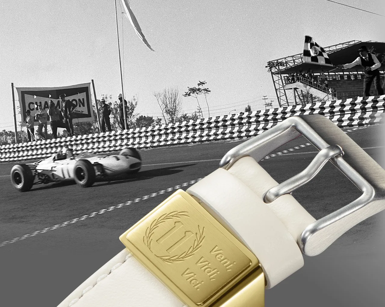 金色錶帶扣環刻有賽車號碼「11」以及車隊領隊中村良夫的名言。品牌提供