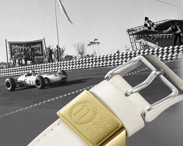 金色錶帶扣環刻有賽車號碼「11」以及車隊領隊中村良夫的名言。品牌提供