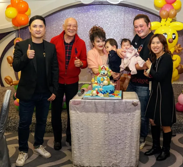 施明和李家鼎離婚後，仍會和兒孫齊聚一堂。翻攝施明臉書