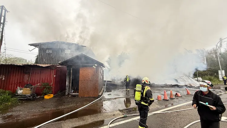 消防人員灌救。桃園市消防局提供