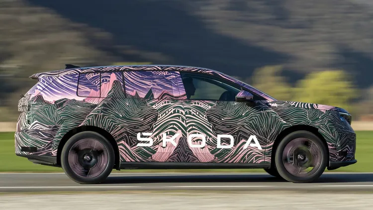 車側線條強調俐落與實用導向，預期具備緊湊尺碼與高機能空間設定，延續Skoda一貫的家庭用車取向。原廠照片