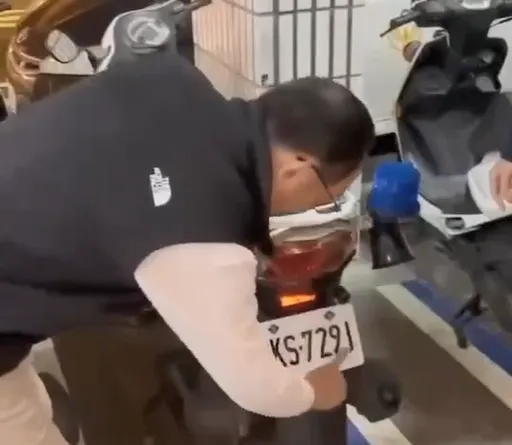 「舔指驗車片」瘋傳！基隆所長涉霸凌挨轟　謝國樑說話了