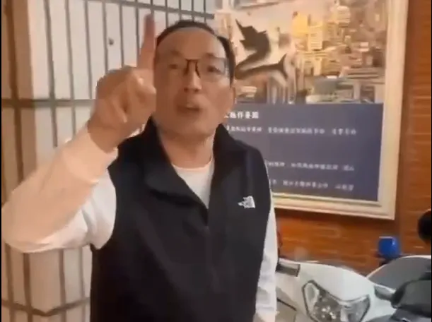 影片曝光後，大量網友留言圍剿徐姓所長。翻攝照片