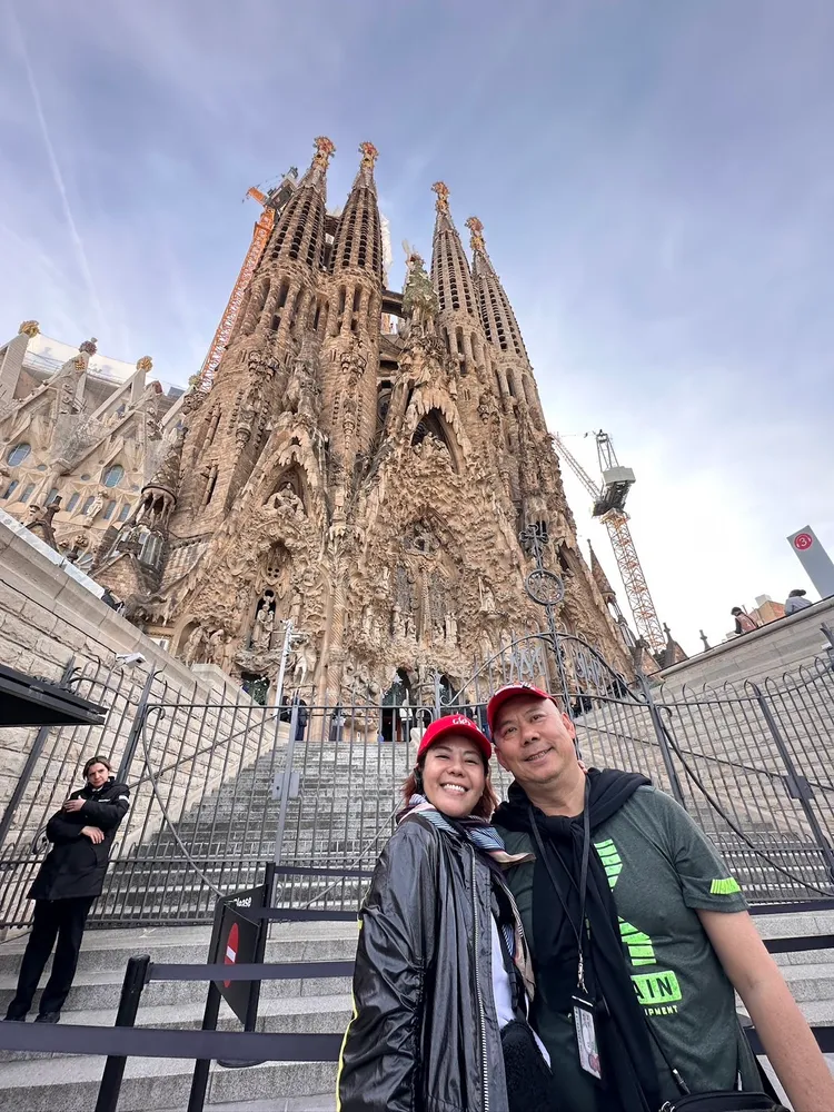 錦雯當助理隨領隊老公到西班牙旅遊。民視提供