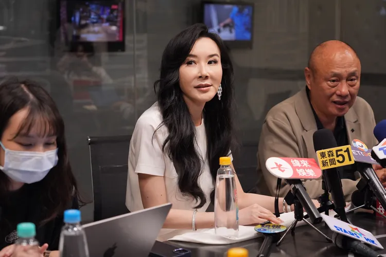 聰明的蕭薔（左），面對記者連番發問，都以引用佛法回應，右為製作人伍宗德。莊宗達攝