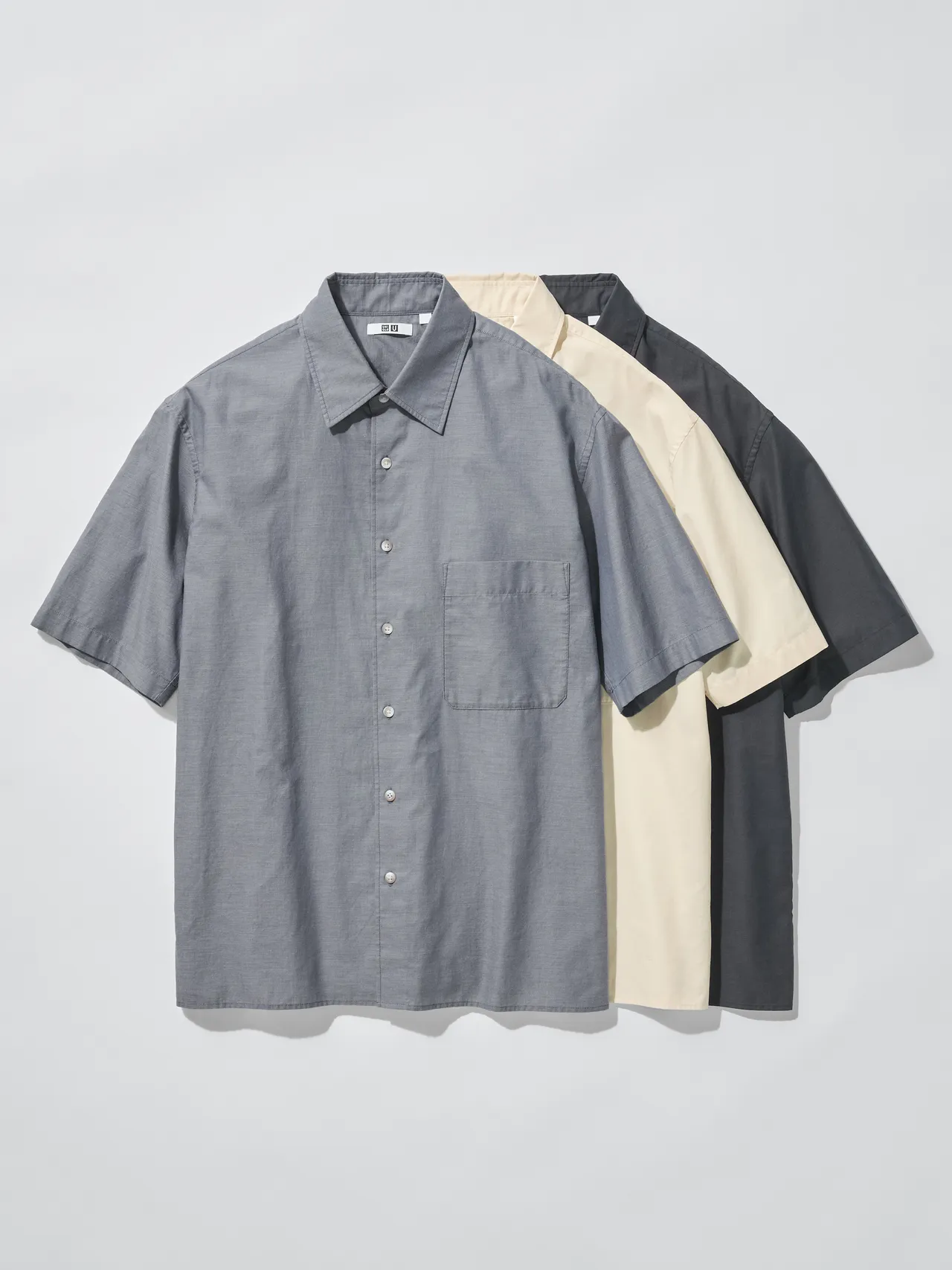 Uniqlo U 2026春夏系列男女適穿寬版襯衫，各990元。品牌提供