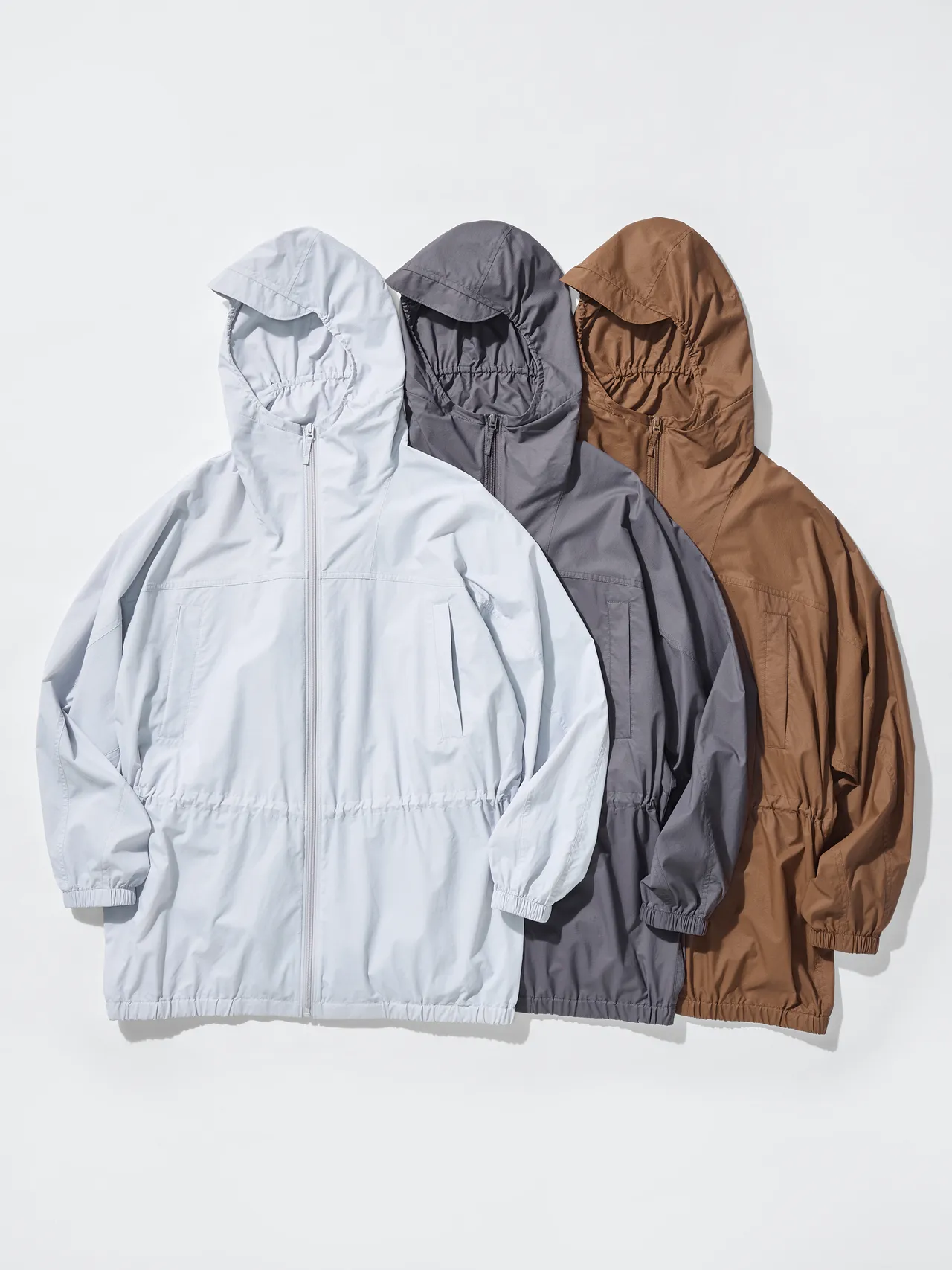 Uniqlo U 2026春夏系列女裝防曬透膚長版連帽外套，各1990元。品牌提供