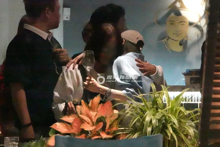 王心凌（右）與娛樂節目製作人抱在一起，在耳邊講悄悄話。特勤中心攝