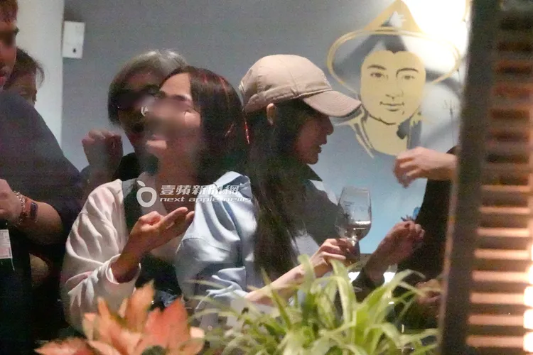 剛敬完酒的王心凌（右）急忙跟其他友人打招呼。特勤中心攝