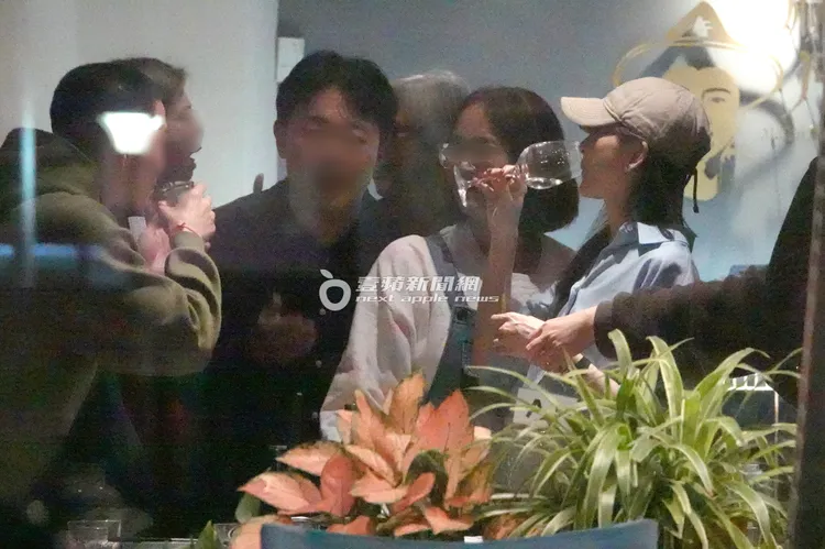 王心凌（右）和友人邊喝邊聊。特勤中心攝