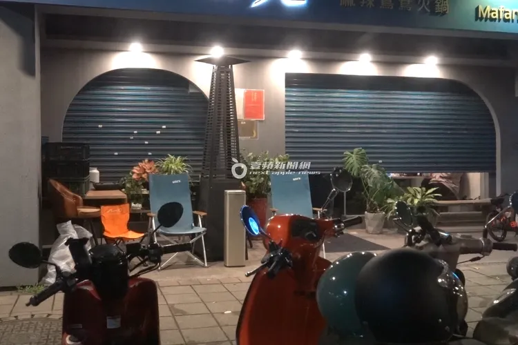 王心凌到愛店用餐，老闆將鐵捲門放下，阻擋外界目光。特勤中心攝
