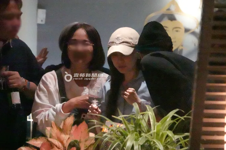 作東請客的王心凌（中）十分忙碌，大家都找她敬酒。特勤中心攝