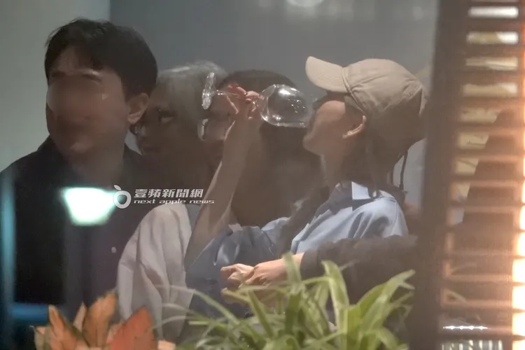 王心凌（右）爽快地舉杯一飲而盡。特勤中心攝