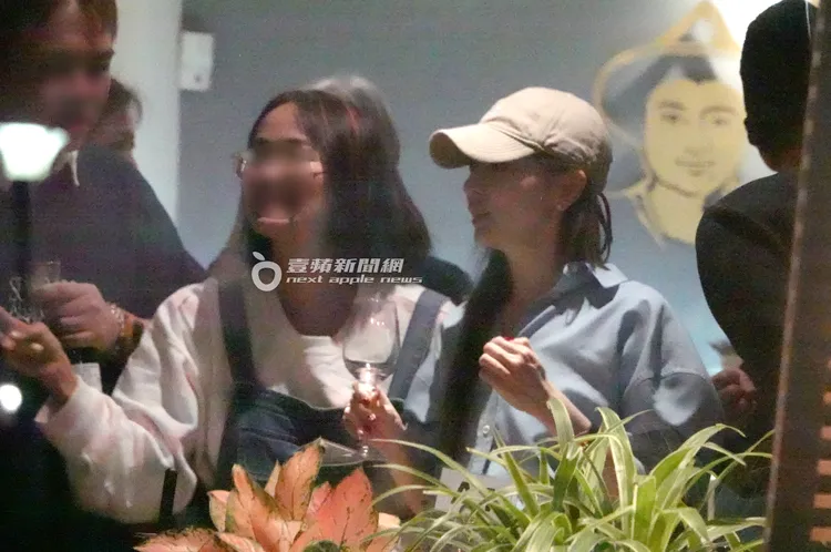 王心凌（右）與合作夥伴寒暄打交道。特勤中心攝