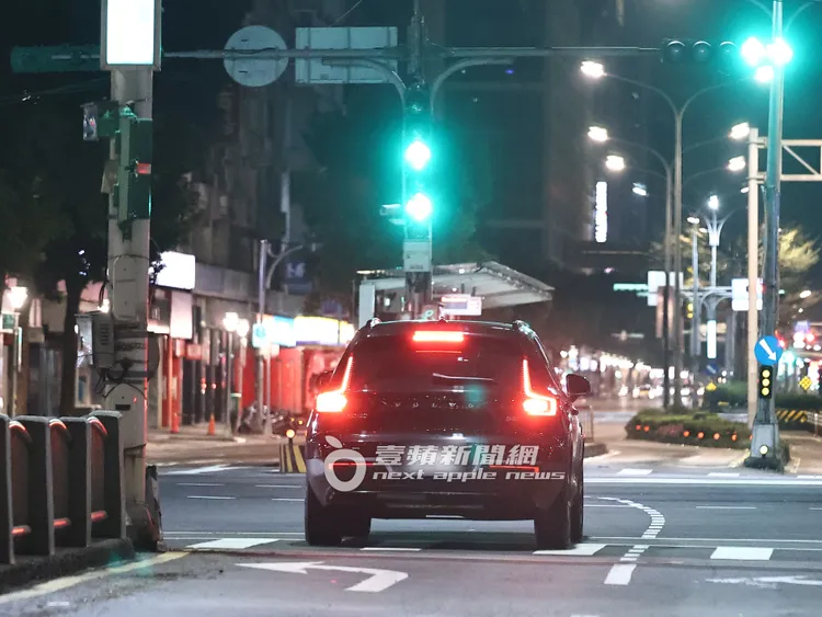 王心凌坐上要價169萬元起的Volvo XC40休旅車離開火鍋店。特勤中心攝