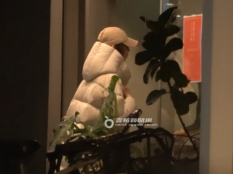 王心凌戴Miu Miu粉色帽子、穿白色長版羽絨衣，到愛店「麻凡麻辣鍋」餐敘。特勤中心攝