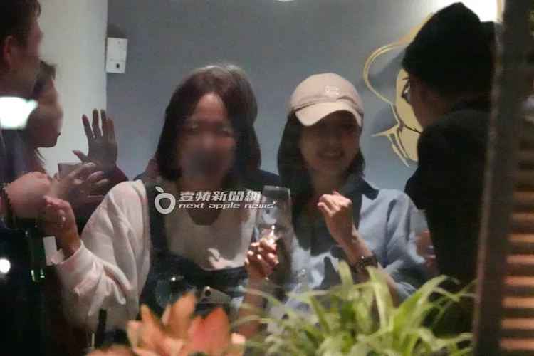 王心凌（右）作東包場，和經紀人、唱片公司高層、娛樂節目製作人、宣傳及唱片圈好友餐敘。特勤中心攝