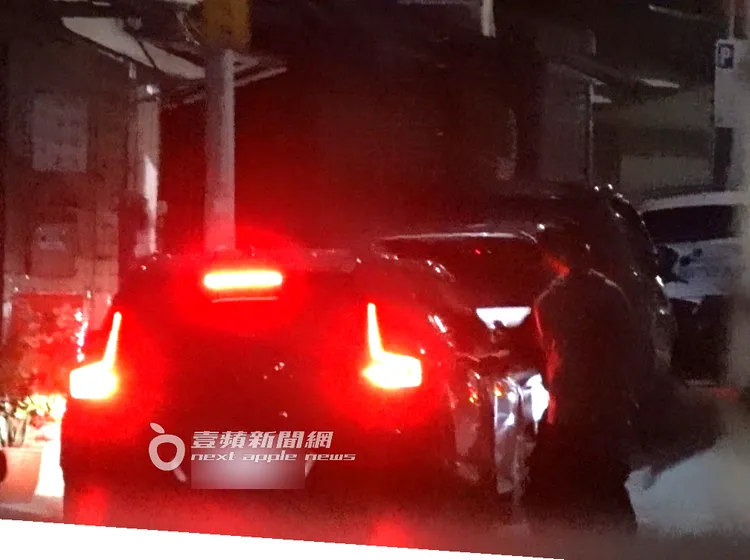 王心凌被助理扶上車，再由助理開車離去。特勤中心攝