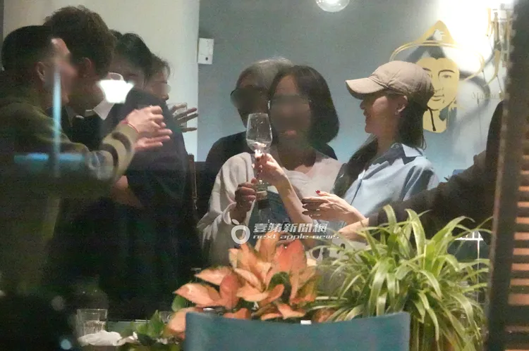 王心凌（右）甜笑向友人敬酒。特勤中心攝