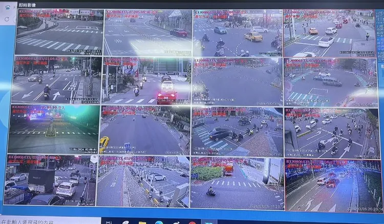 警方運用天羅地網系統掌握即時路況，遇壅塞立即調派警力進行疏導管制。翻攝畫面