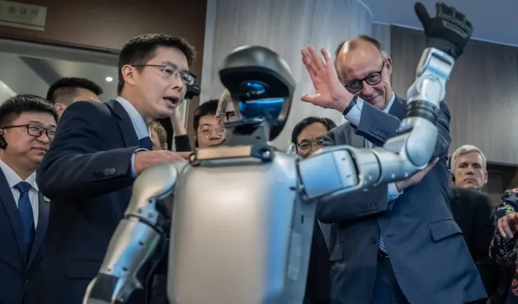 德國總理梅爾茲（右）訪華，由宇樹科技創辦人王興興（左）介紹機器人產品。翻攝Youtube/Unitree