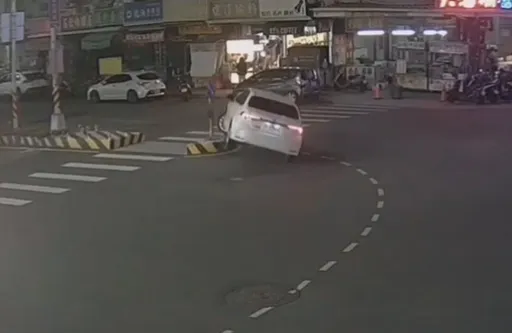 左轉「切西瓜」釀禍　台中轎車撞行人庇護島