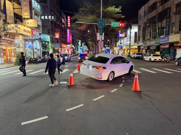 警方呼籲左轉彎時要注意遵循轉彎導引線行駛。民眾提供