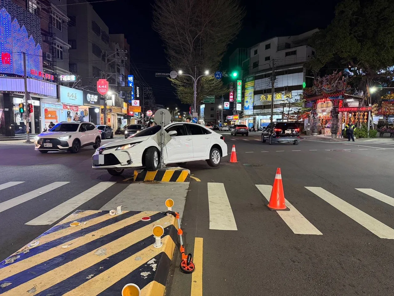 自小客車撞上行人庇護島。民眾提供