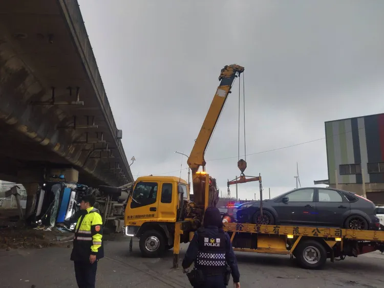 現場拖吊。大園警分局提供